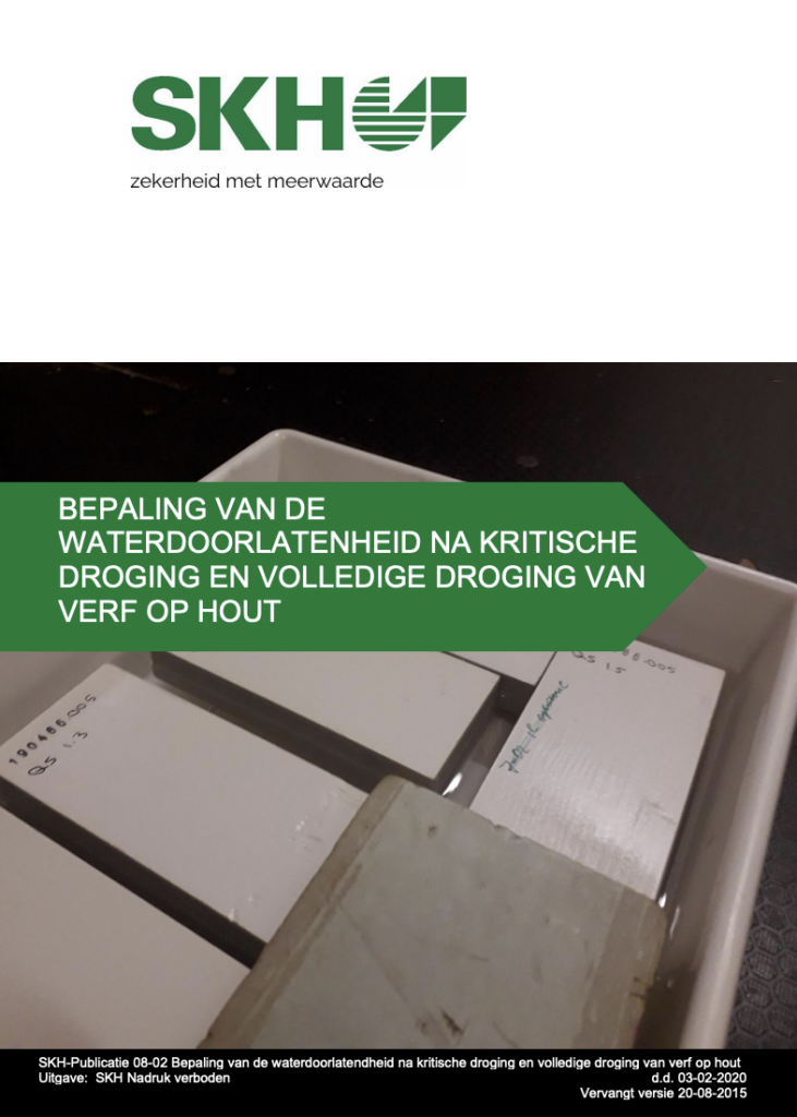 Bepaling van de waterdoorlatendheid na kritische droging en volledige droging van verf op hout